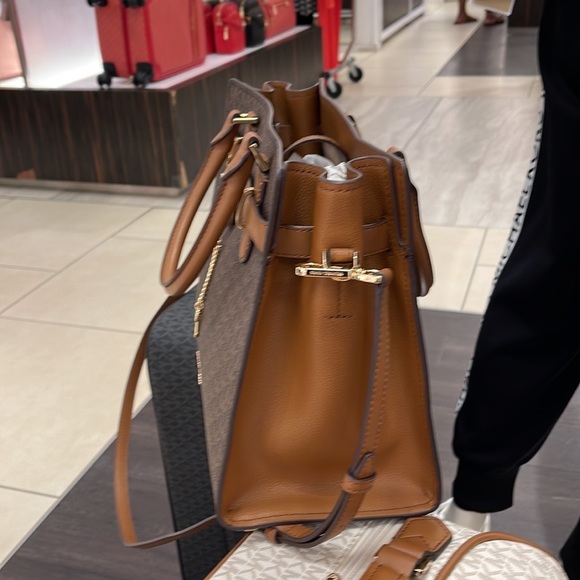 MICHAEL KORS 
Hamilton Medium Logo Satchel
Brown Signature
NWT - Picture 10 of 16